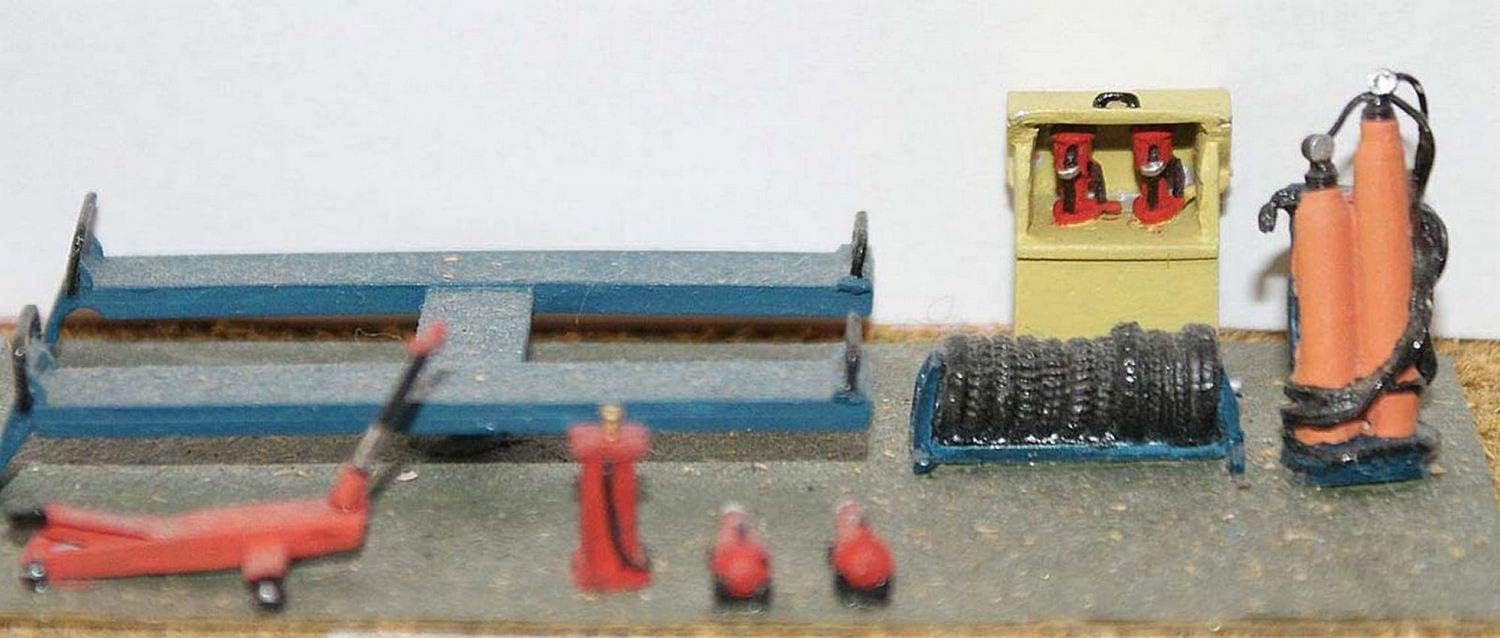 Langley ModelsGarage Workshop-Forecourt fittings OO Scale UNPAINTED Kit F116a