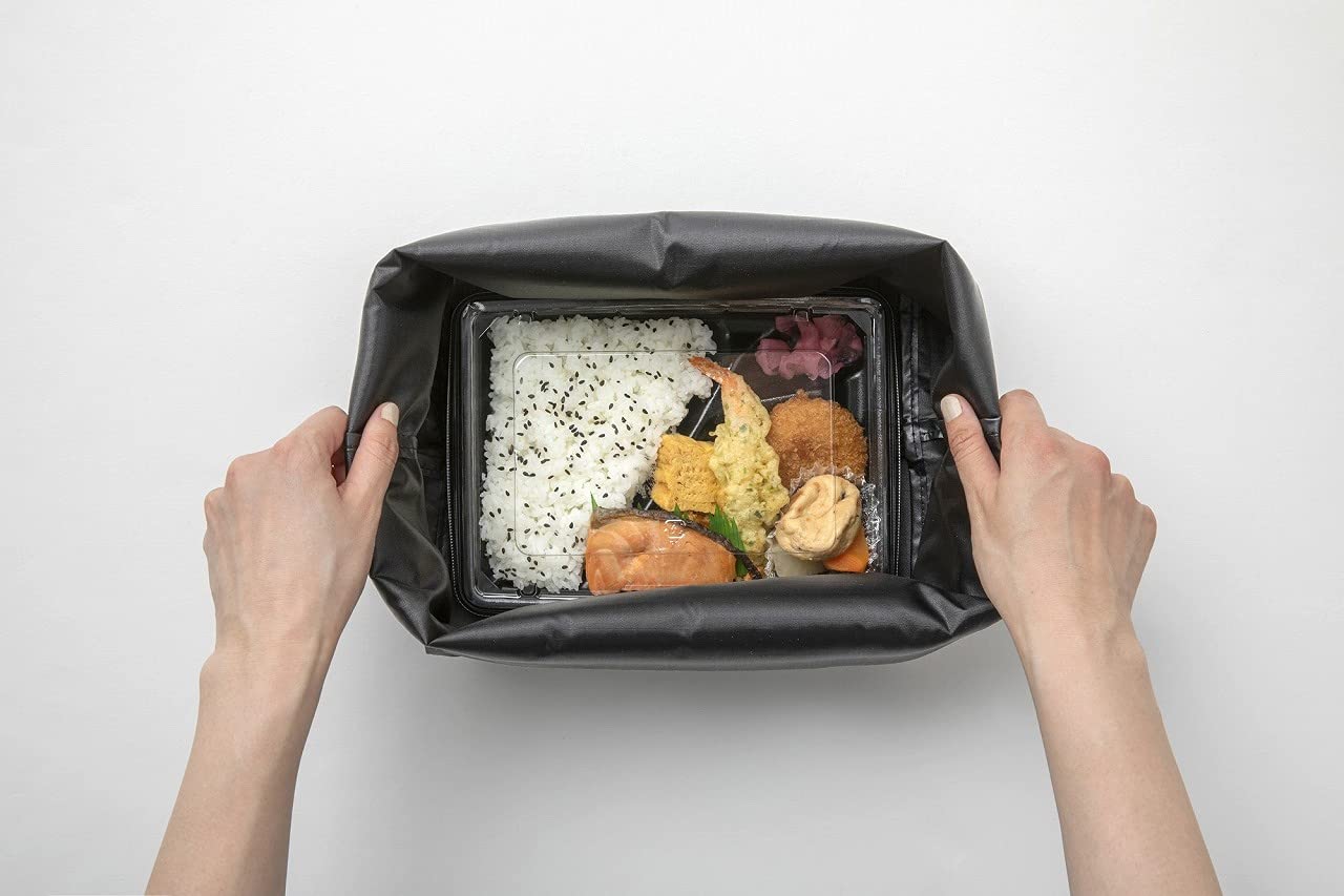 ROBERTA DI CAMERINO SHOPPING BAG & POUCH BOOK BLACK ver. ：6/25発売 【ムック本付録】ロベルタ ディ カメリーノ ショッピングバッグ＆ミニバッグ型ポーチ（ブラックver.）お弁当が入るマチ広サイズ