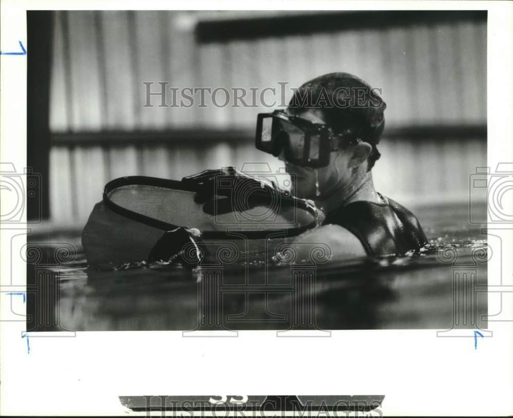 1990 Press Photo Aquarist scans a shark tank at Texas State Aquarium - hca55745