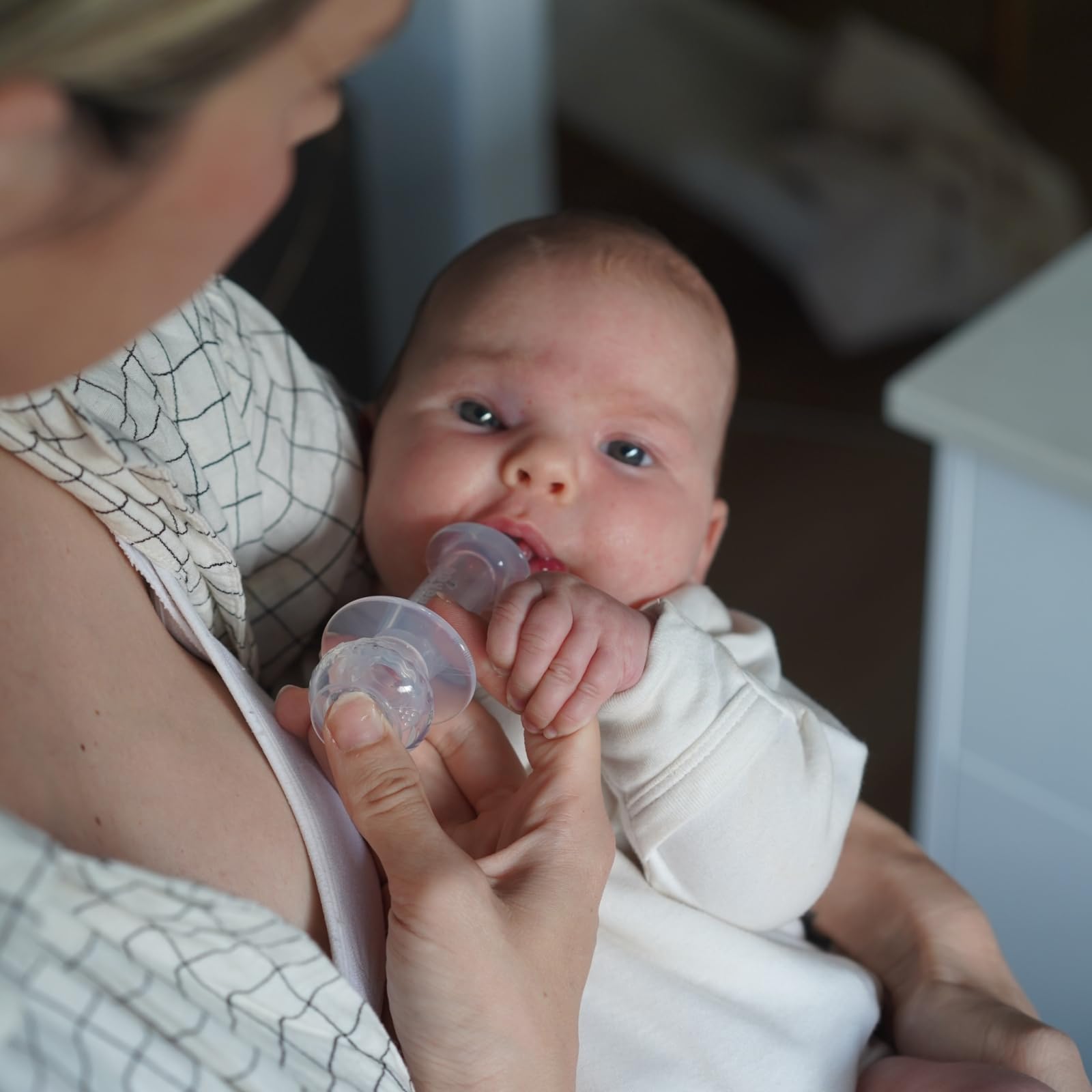 haakaa Baby Medicine Dispenser,Syringe for Liquid,Unique Silicone Ball Design, Dual-Angled Ports,One-Handed Operation,0 Months+