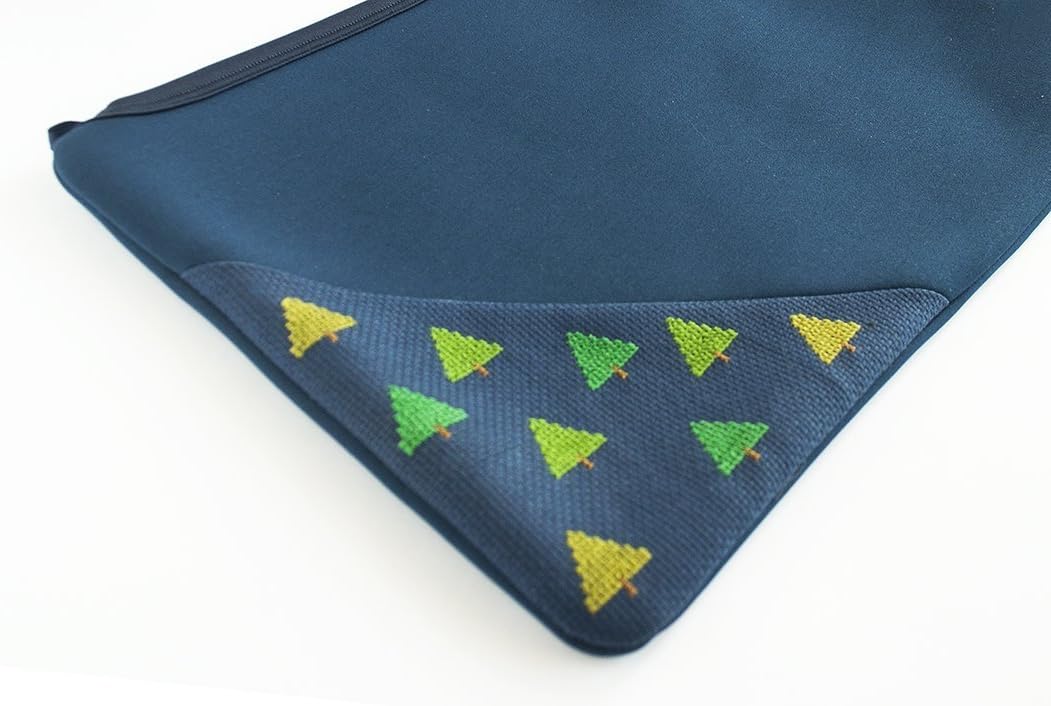 Tipi MacBook Pro 15” Artesanal Sleeve with pine trees embroidery.