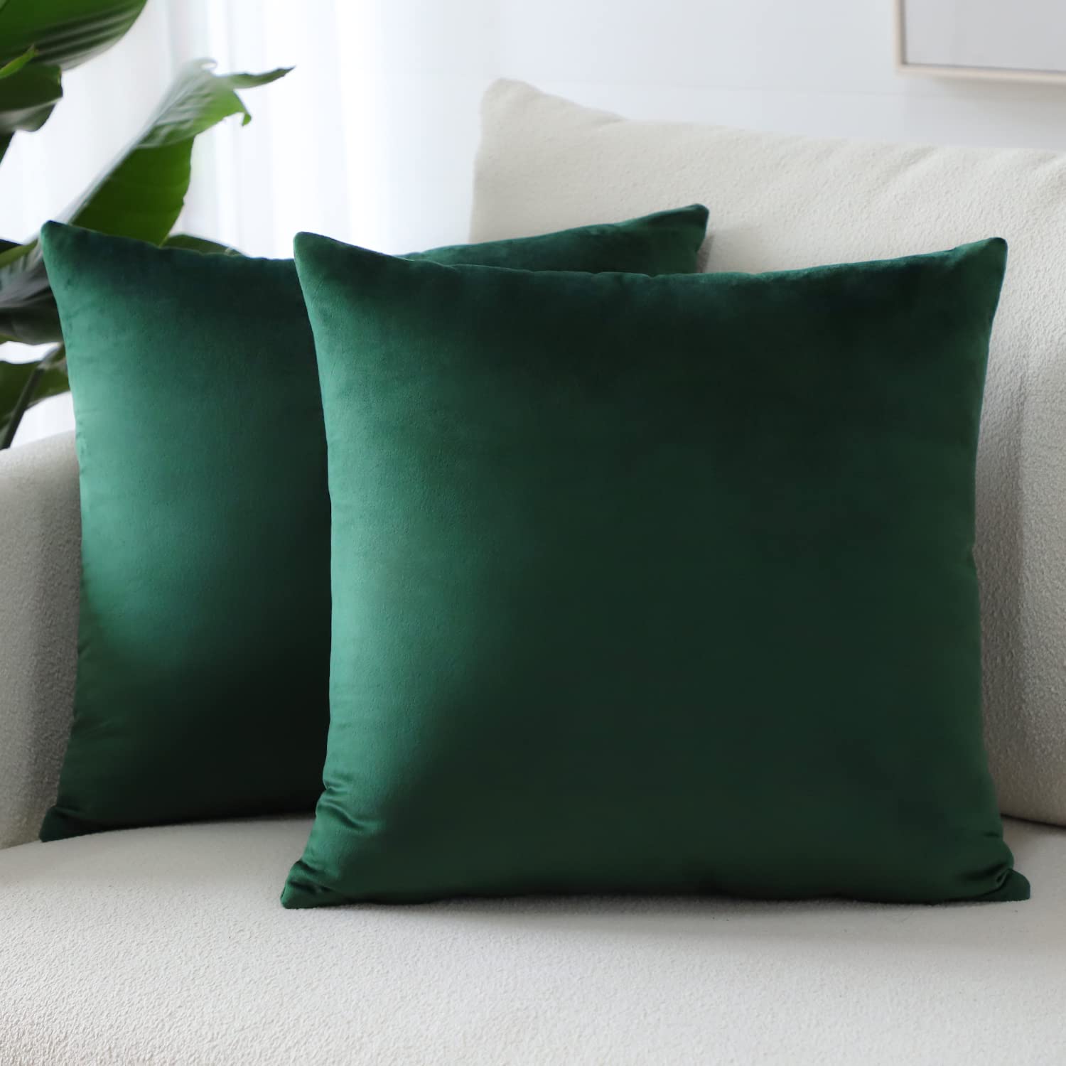 Sungeek Pack of 2 Velvet Cushion Covers Soft Decorative Pillow Covers with Invisible Zipper Luxury Throw Pillow Cases for Home Decor Sofa Bedroom Living Room 45x45cm Dark Green