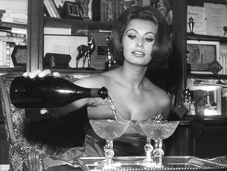 Celebrity Photos Sophia Loren Pouring Wine Photo Print 25 40 X 20 32 Cm Amazon De Kuche Haushalt