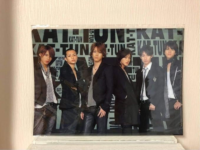 Amazon Kat Tun 07 コンサート グッズ クリアファイル 亀梨和也 上田竜也 中丸雄一 Cartoon Kat Tun Ii You 集合 黒 アイドル 芸能人グッズ 通販