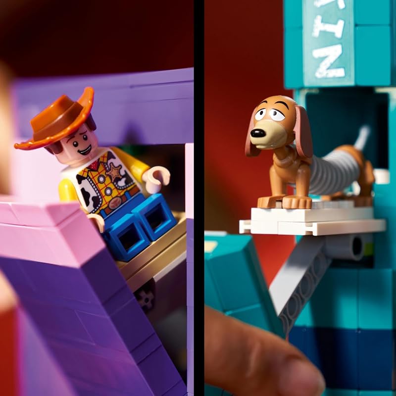 ǀ Disney and Pixar Toy Story: Slinky-Buchstützen - Bücherregal-Deko Bauset für Erwachsene - inkl. Woody Minifigur & Dackelfigur - Nostalgisches Geschenk für Fans - 43301
