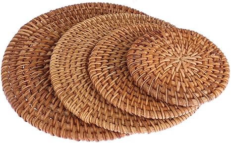 Amazon 4ピースラウンドナチュラル籐コースターボウルパッド手作り断熱プレースマットテーブルパディングカップマットキッチンデコレーションアクセサリー ランチョンマット オンライン通販