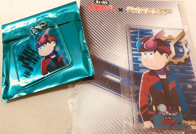 Amazon えいがのおそ松さん 平成仮面ライダー コラボ アクリルスタンディ チャーム カラ松 アイドル 芸能人グッズ 通販