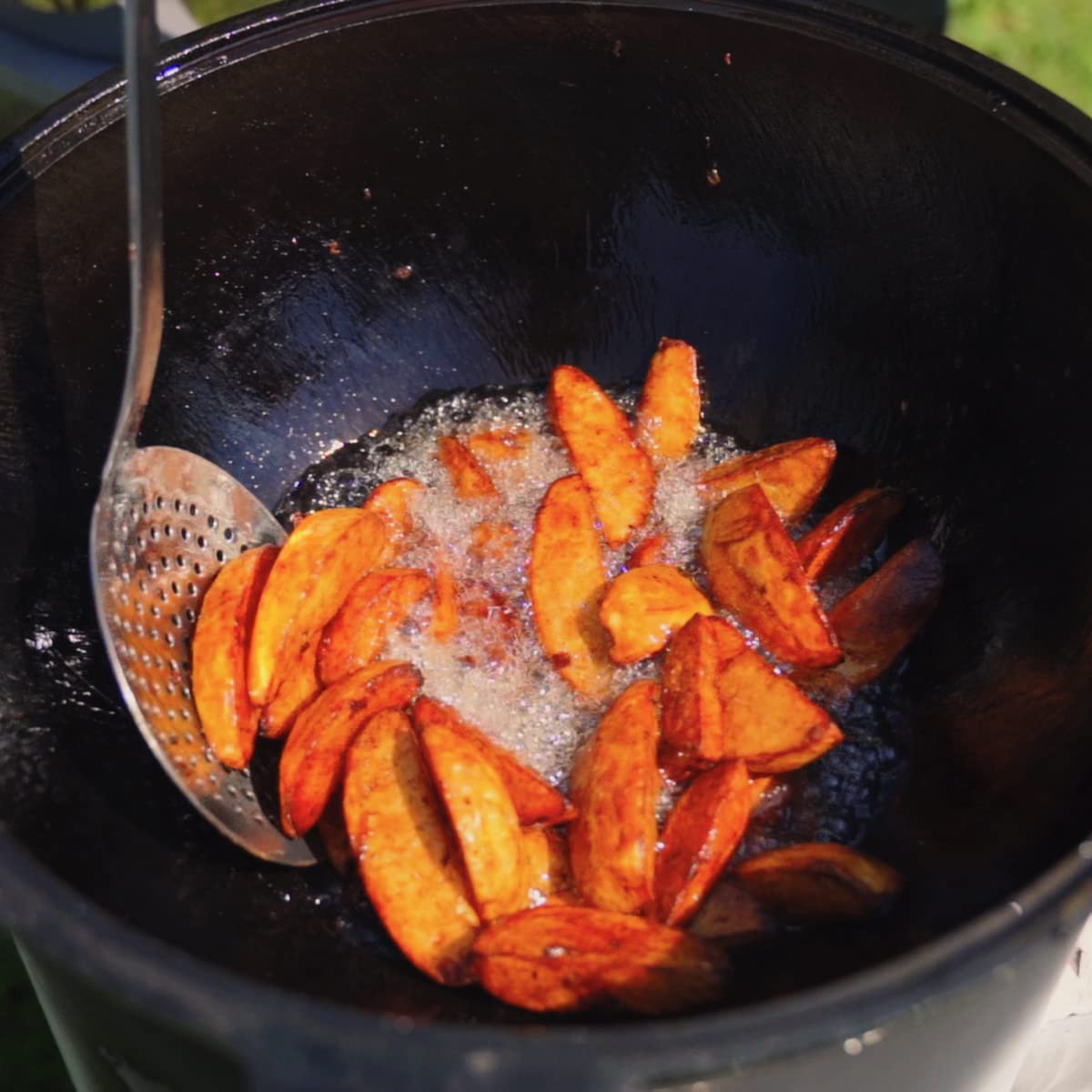 FlameFusion Kazan Topf aus Gusseisen mit Deckel, für Utschak geeignet, Outdoorküche Gulasch Kanone Kasan (10 Liter - flacher Boden) 5