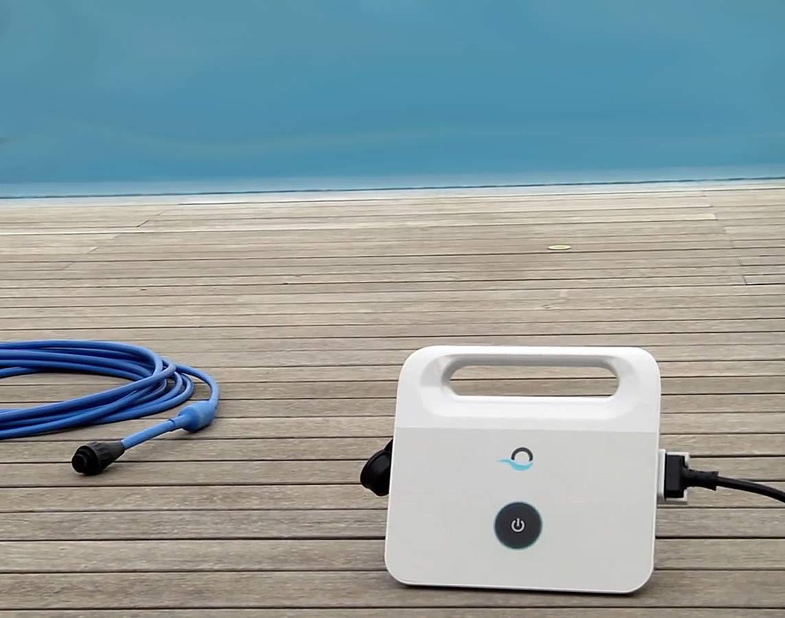 Steuerungseinheit für den Roboter direkt am Pool