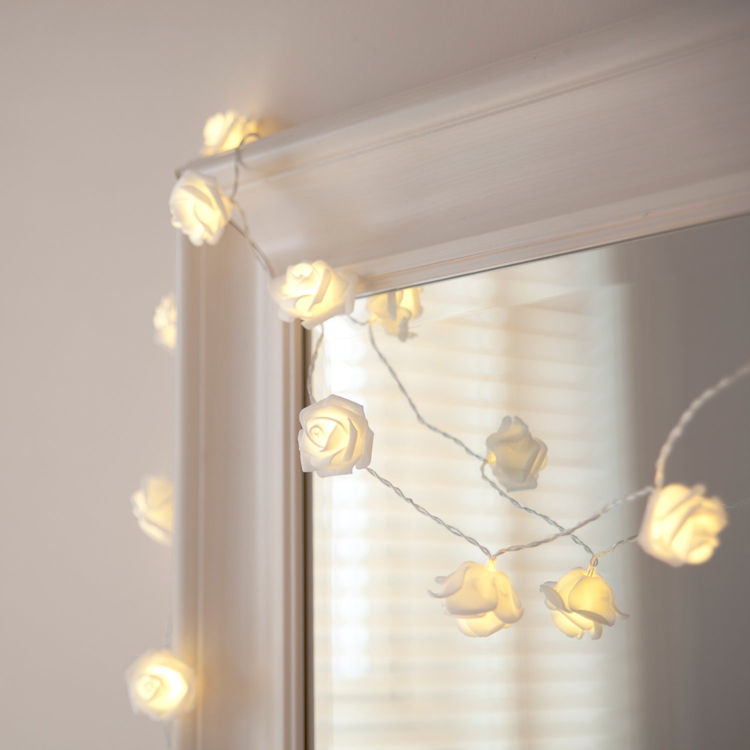 Lights4fun 30 Warm White LED Indoor White Rose Decorative Flower String Fairy Lights Clear Cable Plug in Mains Powered 2.9m Bedroom Home Wedding Valentine Decoration
