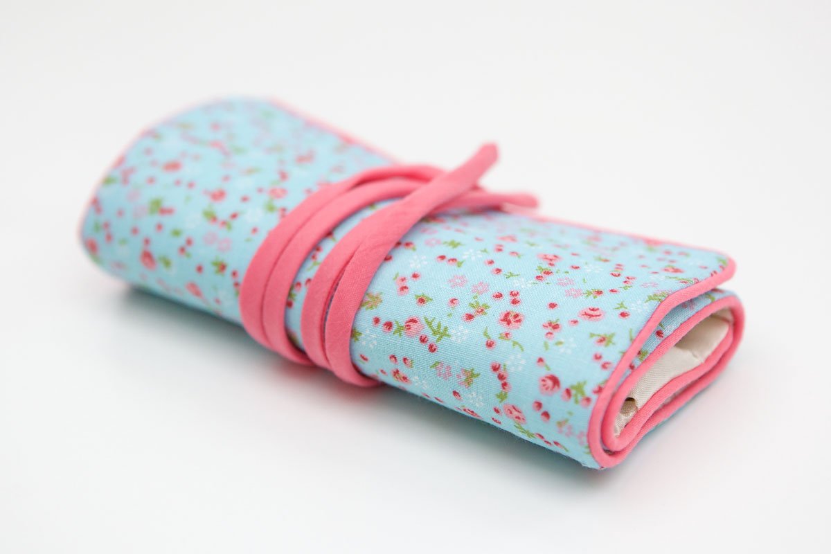 NEW LARGER SIZE Blue Flower and Pink Fabric Jewellery Roll Vintage Ditsy