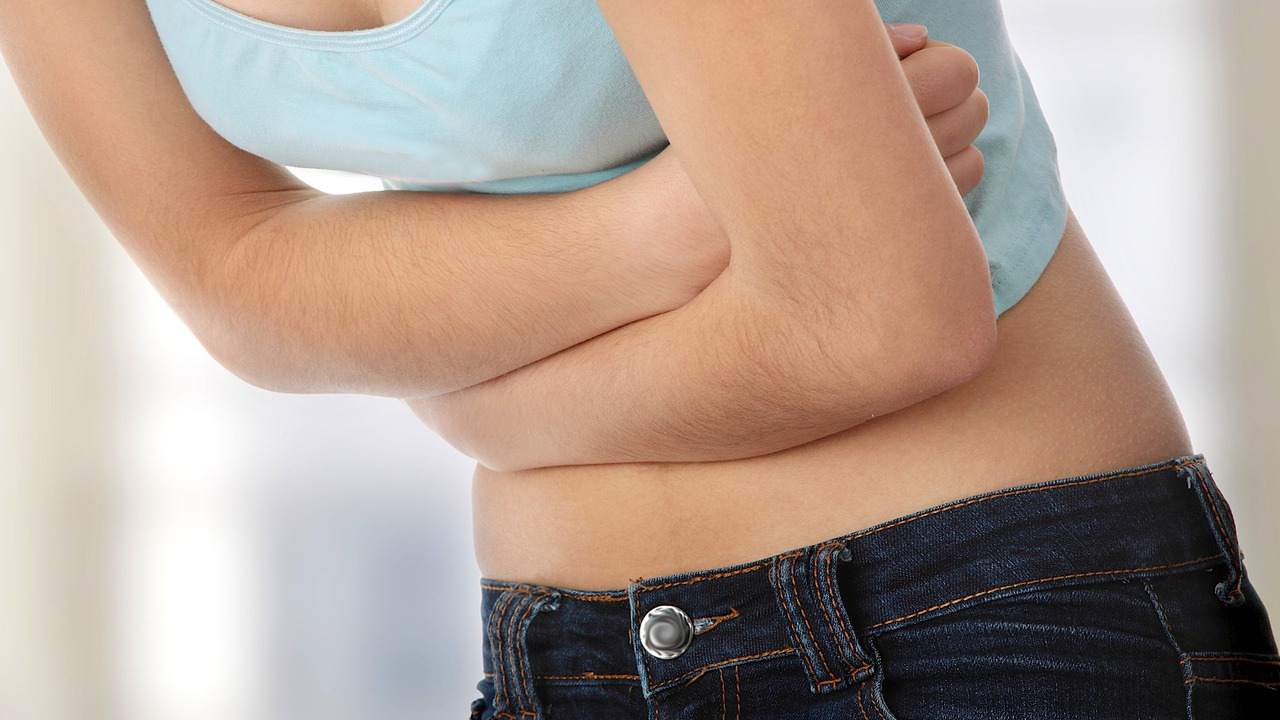 Животик крутит. Трансформация живота после родов. Стрессовый живот. Картинку как крутит живот. Беременная женщина крутится на животе.