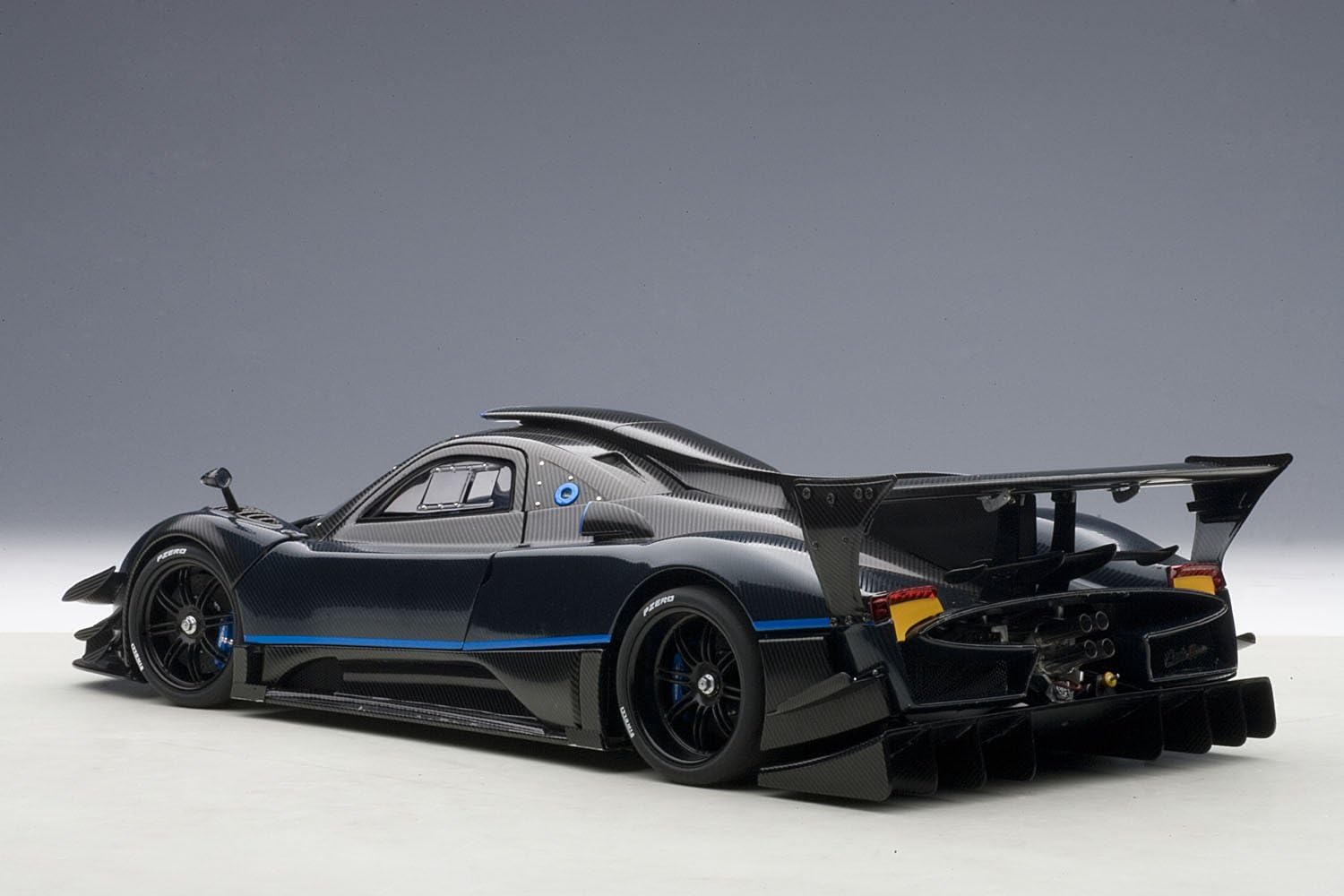 Amazon Autoart 1 18 パガーニ ゾンダ レボリューション カーボンブラック ブルー 完成品 ミニカー ダイキャストカー おもちゃ