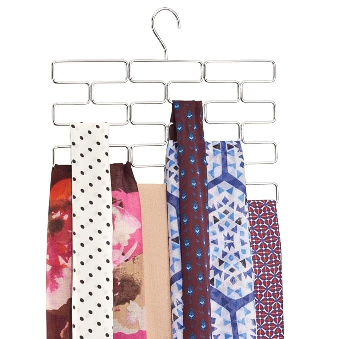 mDesign Percha para pañuelos – Colgador de pañuelos, chales, bufandas y fulares con 18 compartimentos – Organizador de accesorios para ahorrar espacio en interiores de armarios – plateado