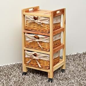 Mueble de pino con cestas de mimbre con detalle de flores para baño