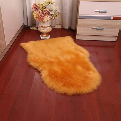 Amazon 北欧風のシンプルでおしゃれなフェイクファームートンが新登場 足元やソファーに使えるインテリアグッズ 椅子 イス チェア フェイクムートンラグ フェイクファー オレンジ色 マット グレー 40 60 ムートン ラグ カーペット オンライン通販