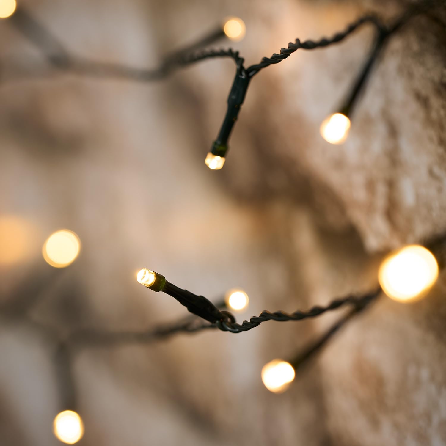 Lights4fun Solar Powered USB Chargeable 50 Warm White LED Waterproof Outdoor String Fairy Lights on Green Cable 5m