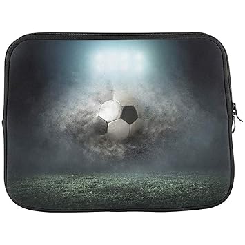 Jugador de fútbol con balón en acción Funda para portátil Suave ...