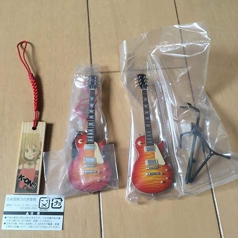 Amazon けいおん ギターフィギュア レスポール 2本 お札 フィギュア ドール 通販