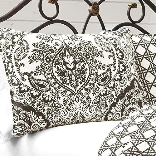 Cotton damask paisley quilt bedding in white and blue colors.