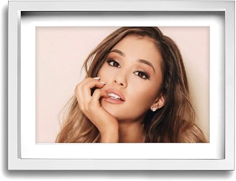 Amazon Co Jp アリアナ グランデ Ariana Grande フレーム装飾画 背景絵画 家の壁の装飾画 壁飾り 部屋飾り タペストリー 引き越し モダンアート 軽くて取り付けやすい おしゃれ プレゼント サイズ30 40cm ホーム キッチン