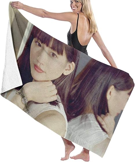 Amazon Co Jp バスタオル 美人 綾瀬はるか おもしろい 入浴タオル 着替えタオル ホテル ふわふわ 大判 柔らか肌触り 吸水速乾 抗菌防臭 ファッション 温泉 家庭用 約80 130cm ホーム キッチン