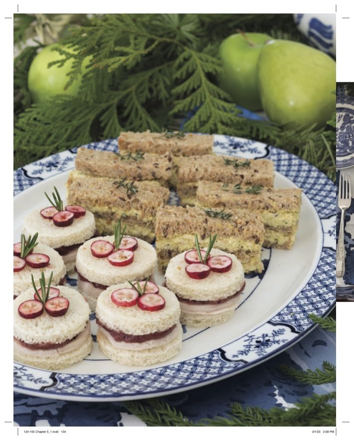 Traditions of Christmas: From the editors of Victoria Magazine Traditions of Christmas: From the editors of Victoria Magazine Hardcover