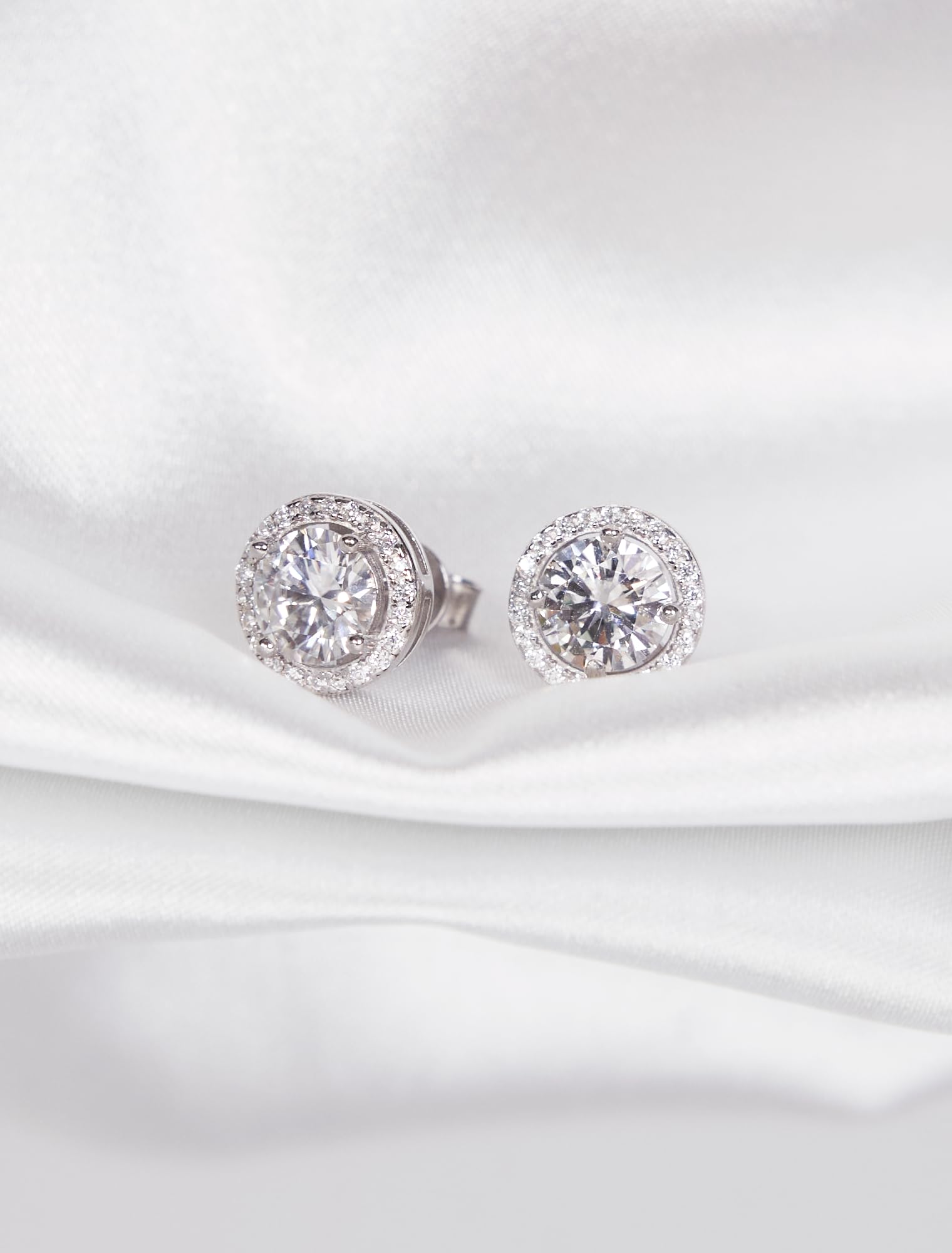 QUEENOU Moissanite Stud Earrings, VVSI Quality D Color Round Cut, Lab Created 925 Sterling Silver with 18K White Gold Plated, Double Halo Design – Idea Gift for Women Men