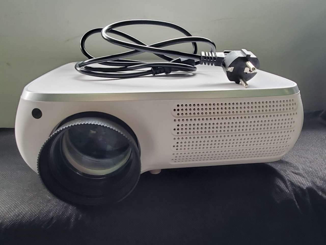 Amazon プロジェクター 200ルーメン リアル解像度は280p ビジネスとホームシアター両用 ホワイト