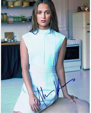 Amazon Co Jp 直筆サイン アリシア ヴィカンダー Alicia Vikander ダーククリスタル エイジオブレジスタンス 19 Tv アースクエイクバード 19 世界の涯ての鼓動 17 チューリップフィーバー 17 トゥームレイダー ファーストミッション