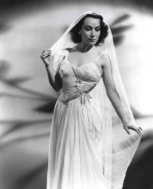 Amazon Com Posterazzi Dolores Del Rio Standing In White Dress With White Veil Photo Print 8 X 10 Posters Prints