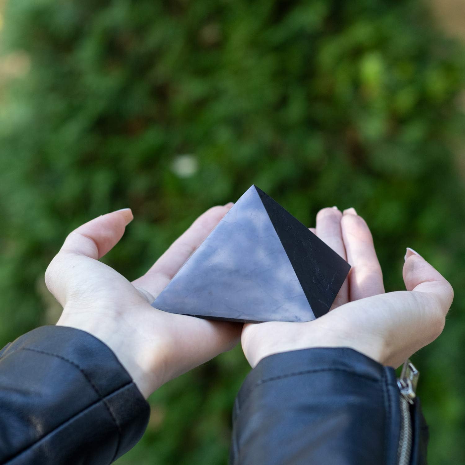 Heka Naturals Polished Shungite Pyramid Black Stone Crystal, 8 cm - Image 5