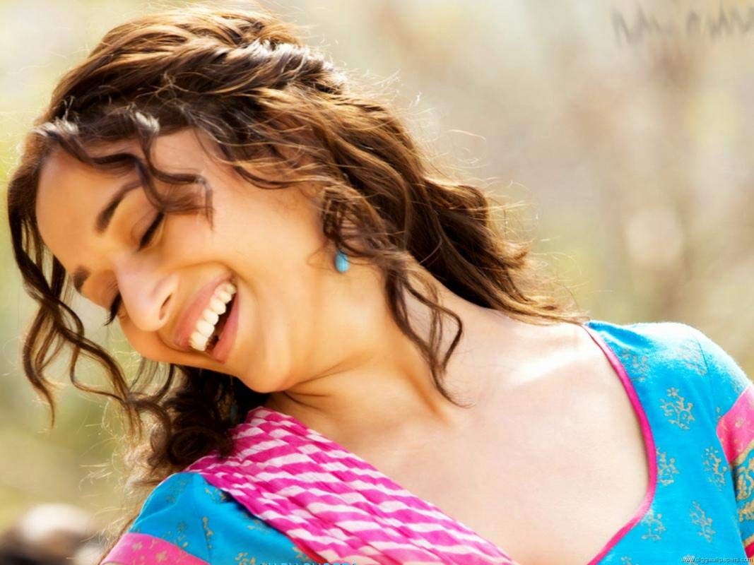 Chd Graphic Beautiful Actress Madhuri Dixit Hd Wallpaper Multicolor Canvas Cloth Print Size 12 X 18 Inch Amazon In Home Kitchen
