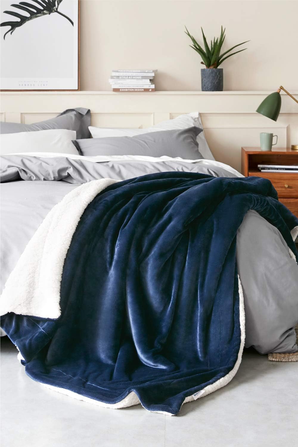 Bedsure Sherpa Fleece Blanket Queen Size Navy Blue Plush Blanket Fuzzy Soft Blanket Microfiber: Home & Kitchen