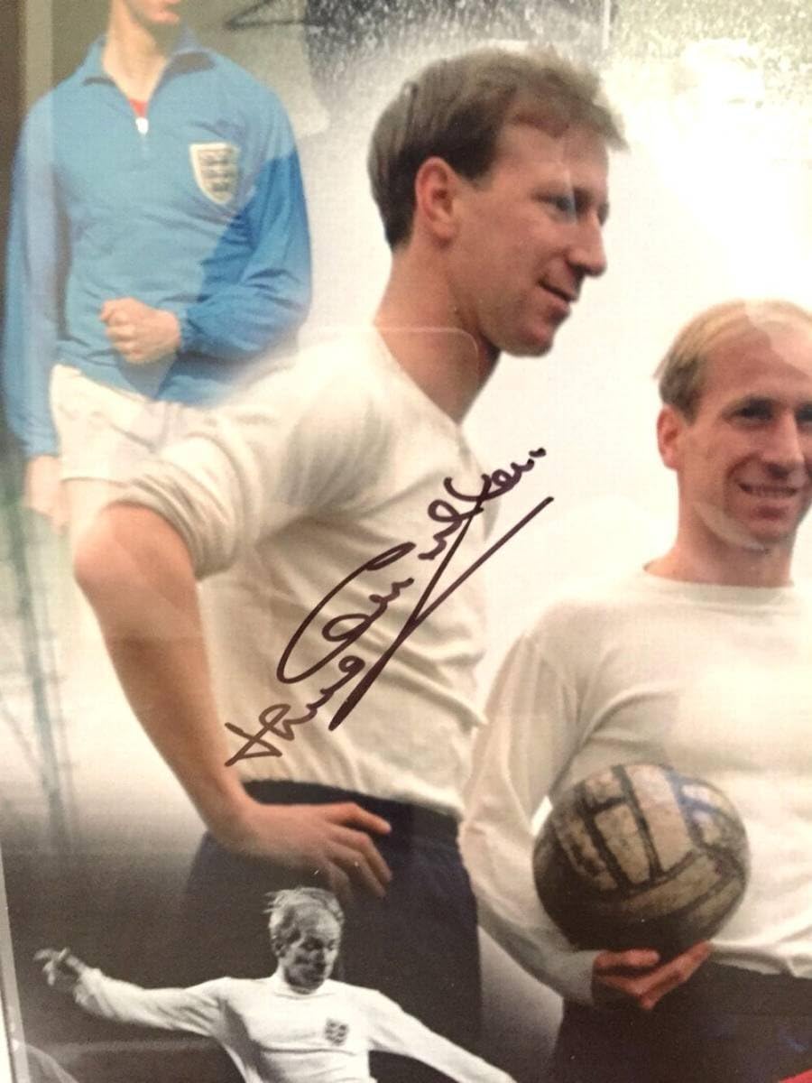 Amazon Co Jp ボビー チャールトン ジャッキー チャールトン 直筆サイン 写真 証明書付き イングランド代表 マンチェスターユナイテッド 額入り スポーツ アウトドア