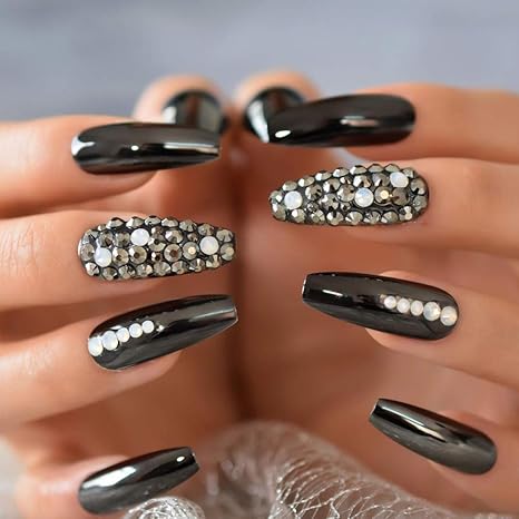 Amazon Co Jp 光沢のある偽のネイルダークストーンデザインエクステンション棺偽のネイルリベットの装飾ファッション女性のための白いビーズレディースウェア Diy 工具 ガーデン