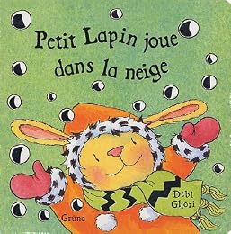 Petit lapin joue dans la neige