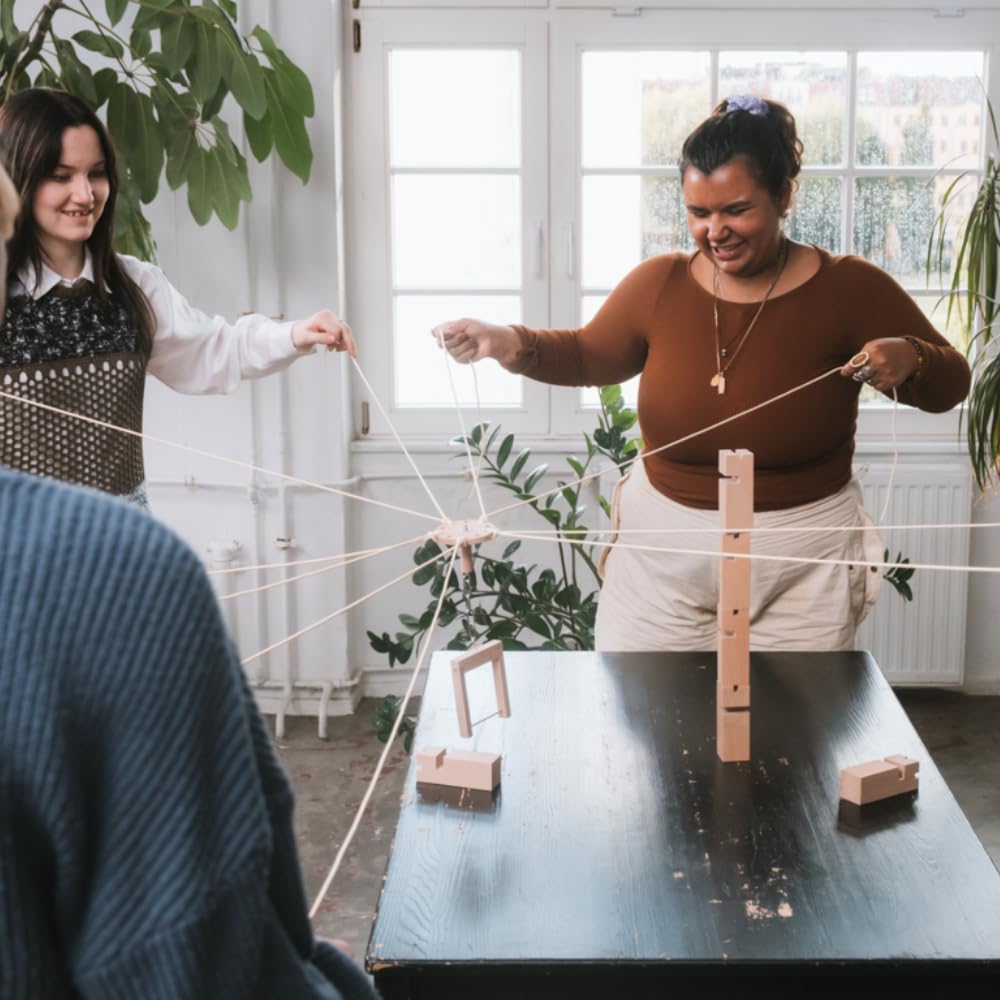 ideen.kollektiv Mini Fröbelturm Gesellschaftsspiel - Stapelspiel aus Buchenholz für bis zu 10 Spieler - Teambuilding Outdoor Spiel für Kinder und Erwachsene inkl. hochwertigem Stoffbeutel 4