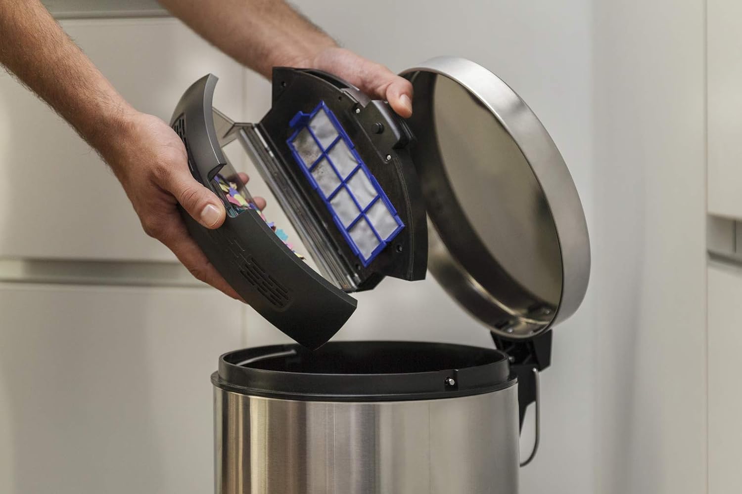Robot Aspirapolvere con Funzione Lavapavimenti Autonomia fino a 150 Minuti  Aspira e Lava allo Stesso Tempo Rowenta RR6971 Smart Force Essential Aqua  Nero/Blu Scuro Aspirapolvere e pulizia di pavimenti e finestre Aspirapolvere