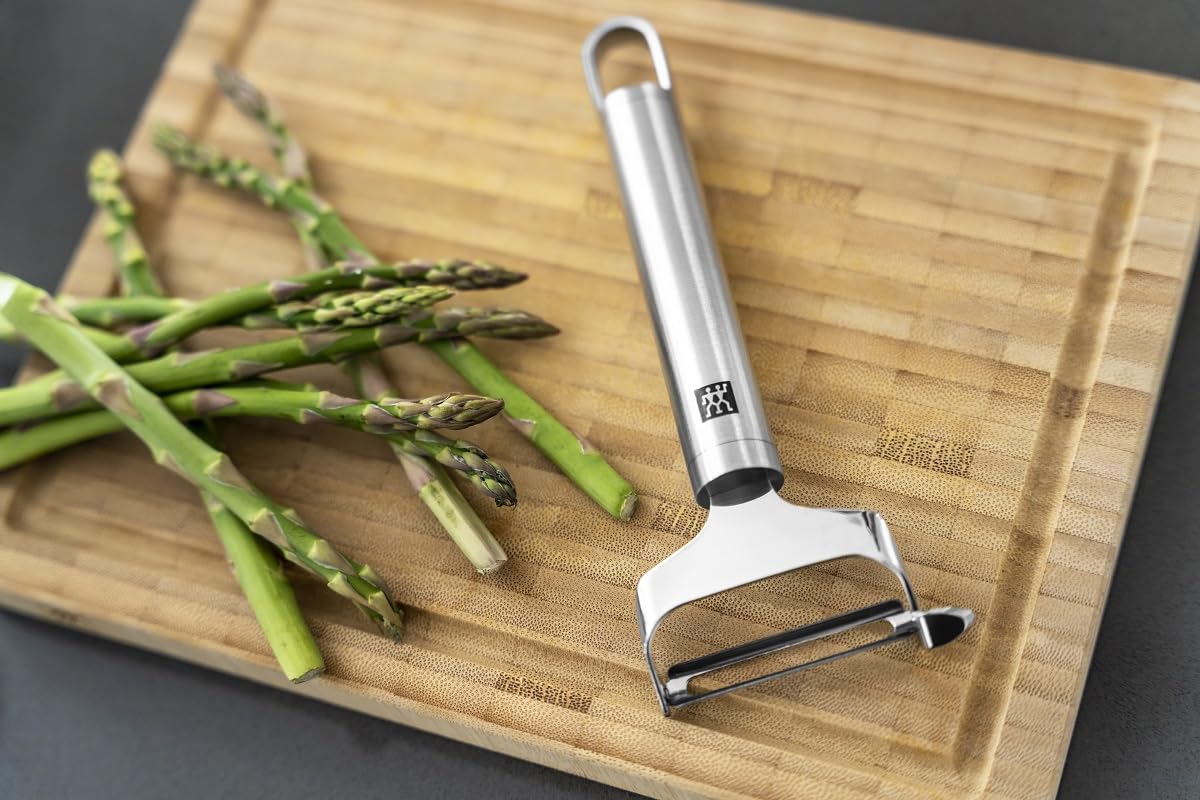ZWILLING Pro Pendelschäler, Länge: 17 cm, Rostfreier Edelstahl, Ergonomisch geformter Griff, Silber 2