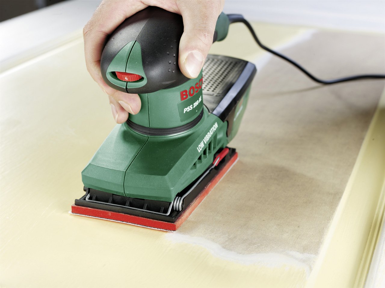 Der Bosch Schwingschleifer PSS 250 AE beim Schleifen Einsatz Bosch Schwingschleifer