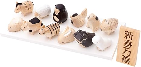 Amazon ファンファン 干支 置物 木製 木彫り 十二支 セット 木製台座つき 新春万福 木札つき 正月飾り ホビー