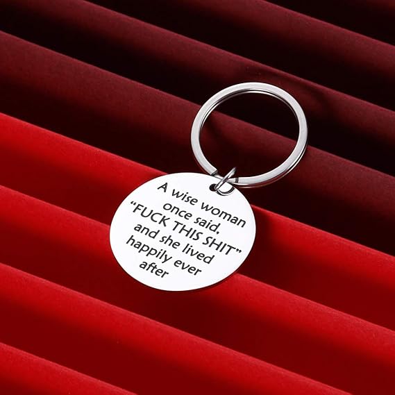 Amazon Co Jp 面白いクリスマスキーチェーンギフト レディース 姉妹 女の子 母親 親友 モチベーションを高める誕生日キーリング 賢い女性 Once Said And She Lived Happily Ever After インスピレーション 離婚ギフト 友情 服 ファッション小物