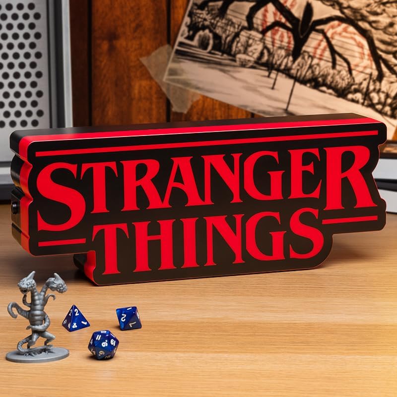 Stranger Things geformt Logo Licht, 30 cm (11,8") breet Wand- oder Stehlamp mat USB- oder Batteriekraaft, Phasë- & Pulsmodi, offiziell lizenzéiert Netflix Merchandise
