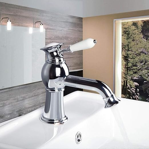 Grifería de baño simple y elegante en el baño cromado pulido de una