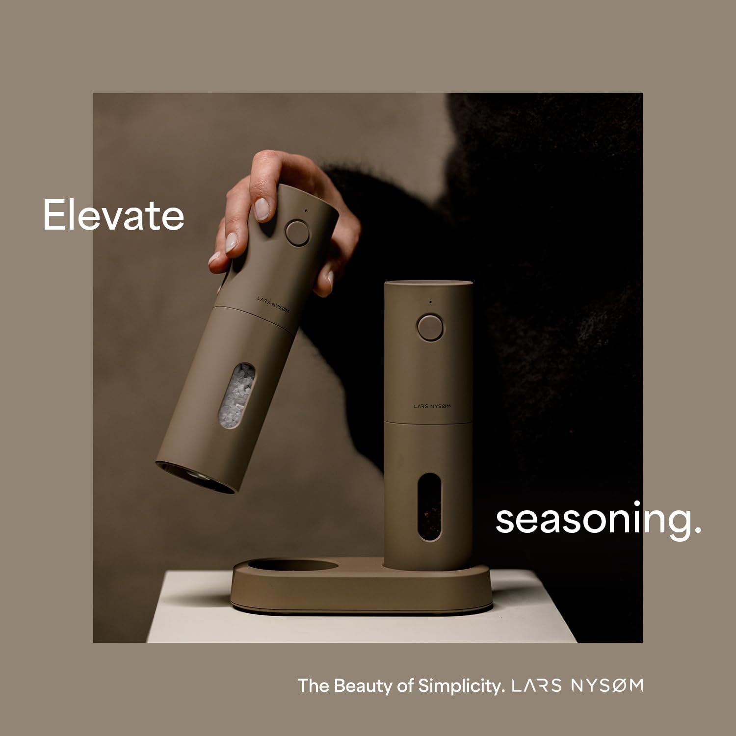 LARS NYSØM Salz und Pfeffer Mühle Elektrisch 2er Set mit einstellbarem Keramik-Mahlwerk von grob bis fein I Design Gewürzmühlenset Automatisch (2 Stück, Onyx Black) 3