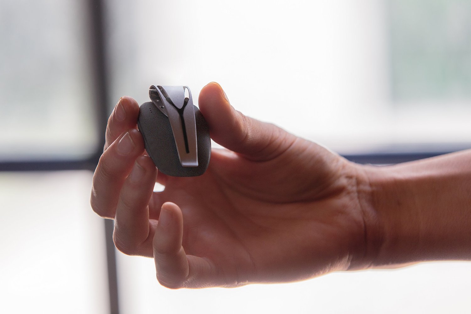 Spire 活動量計 呼吸をモニタリング 集中力やストレスレベルを計測 ウェアラブル端末 for iOS [並行輸入品]