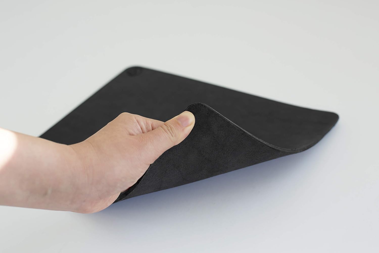 AZIO, Retro Classic Mouse Pad, R.C.M.P. Regular NERO, black leather mouse pad - Image 3