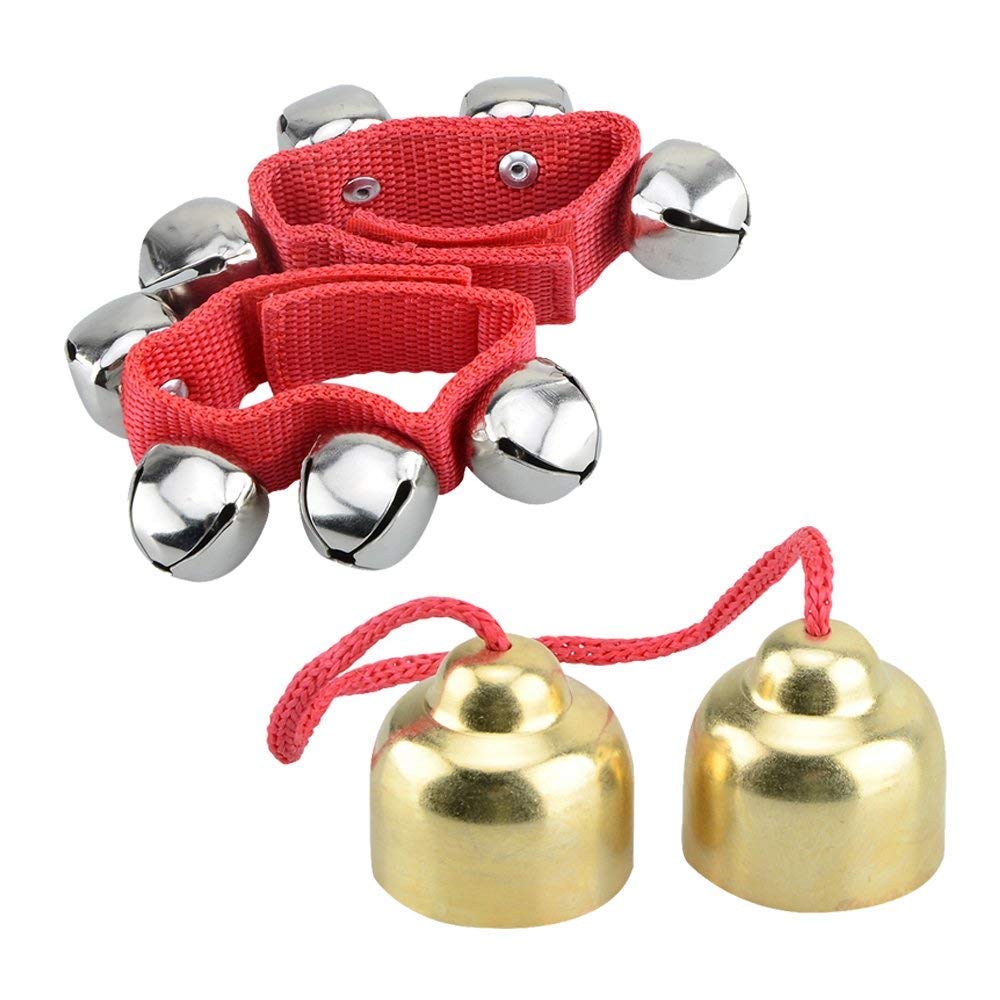 Los instrumentos musicales de los niños fijan los juguetes musicales de madera con el bolso que lleva