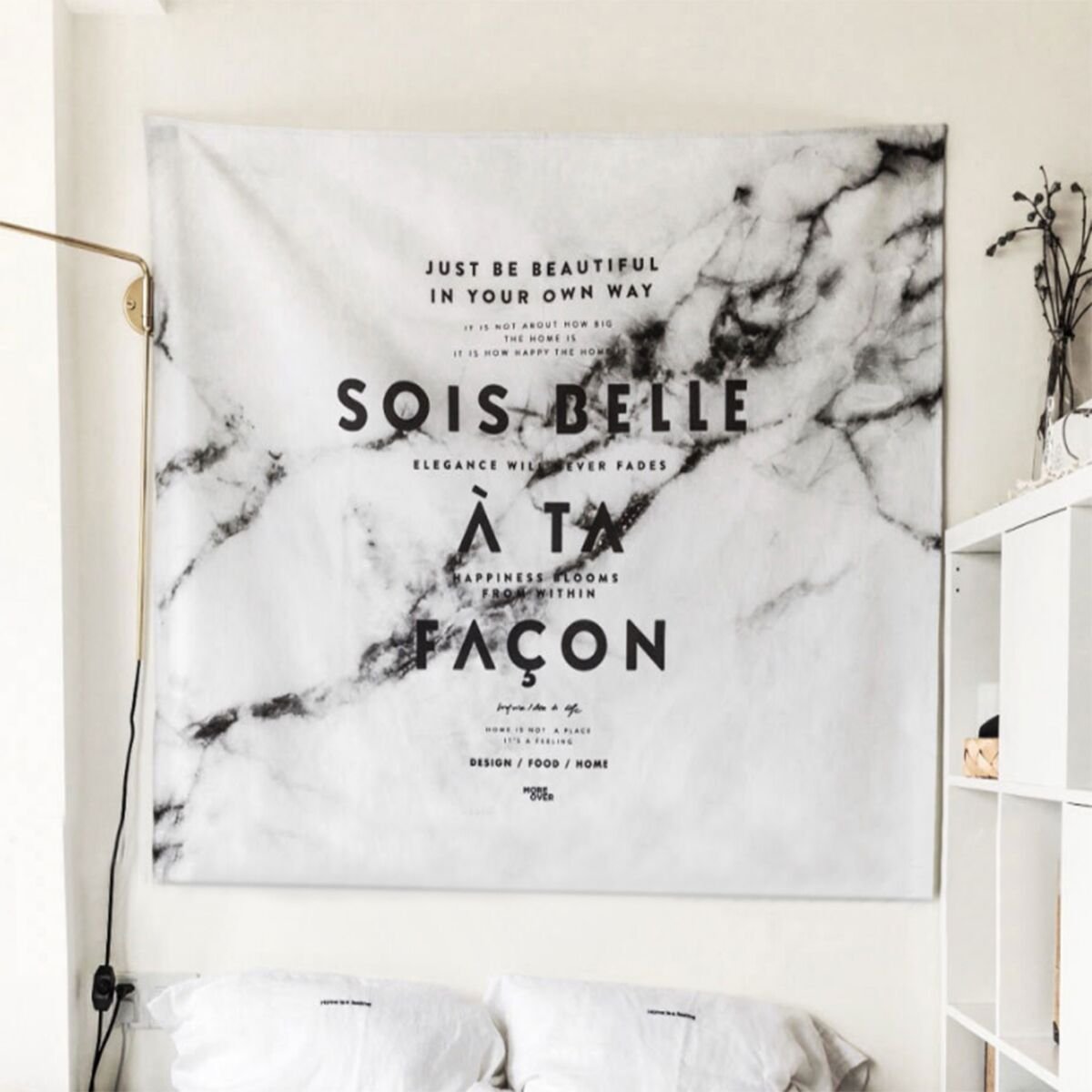 Jeteven Tapisserie Murale Slogan - Sois Belle à Ta Façon - Tenture Murale Tapisserie Design Couverture Pique-Nique Nappe Décoration Chambre 150 x 130cm